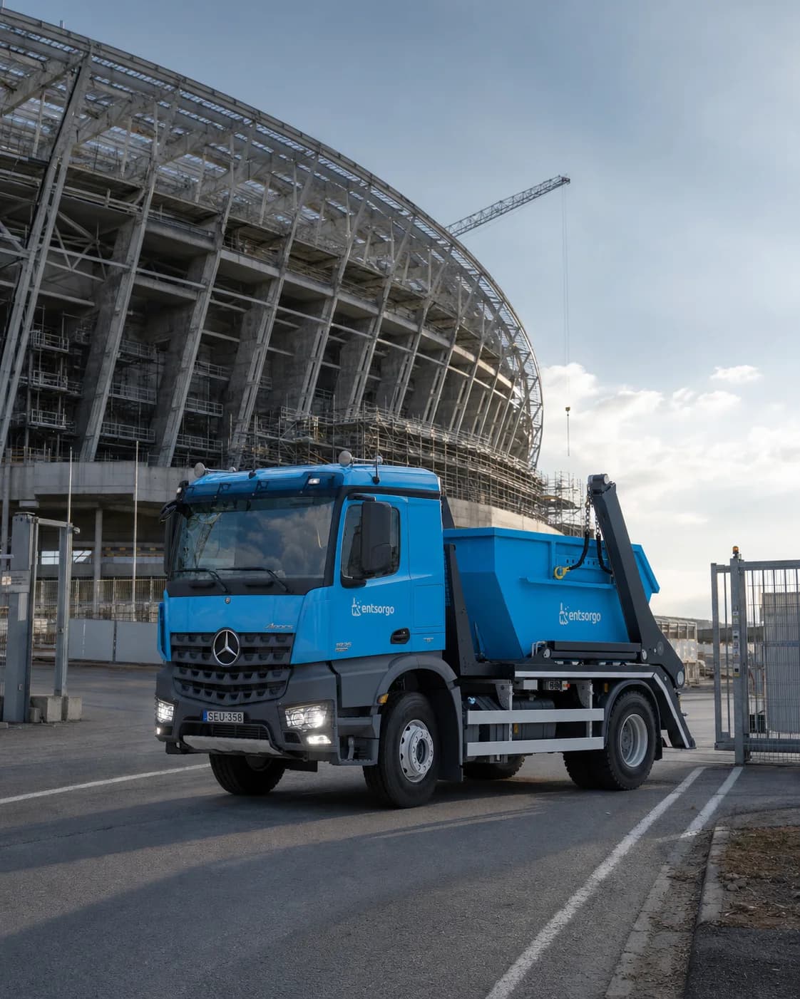 Entsorgo konténerszállító teherautó egy stadion építkezésénél